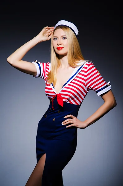 Mujer en traje de marinero - concepto marino —  Fotos de Stock