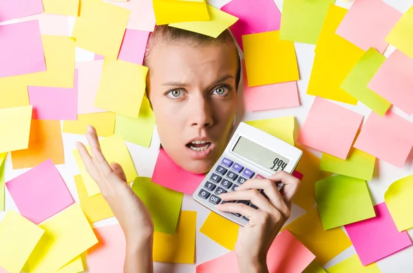 Mujer de negocios con un montón de notas recordatorias — Foto de Stock