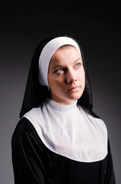 Ung nonne i religiøst koncept - Stock-foto