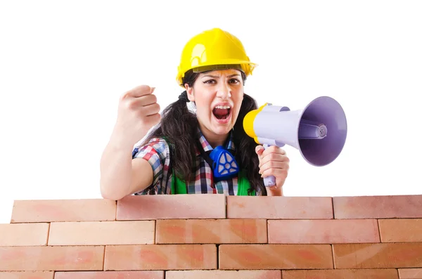 Vrouw met louspeaker in de buurt van bakstenen muur — Stockfoto