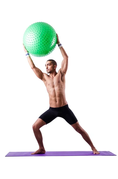 Homem com bola suíça fazendo exercícios em branco — Fotografia de Stock