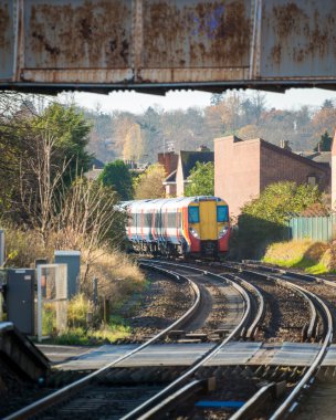 Aydınlık yaz günü yapılan demiryolu parça