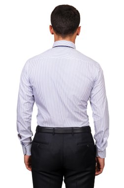 Beyaz gömlekli erkek model.