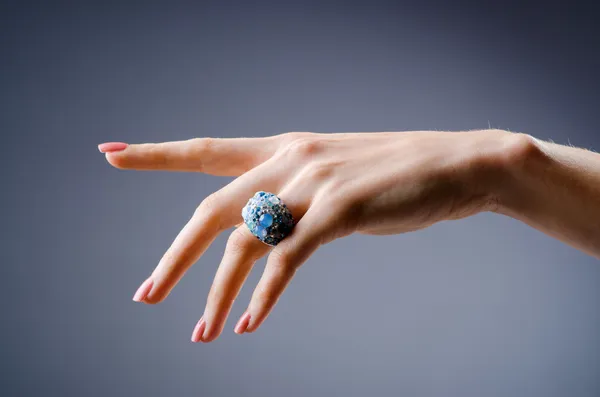 Anillo de compromiso en la mano — Foto de Stock