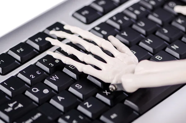 Esqueleto trabalhando no teclado — Fotografia de Stock