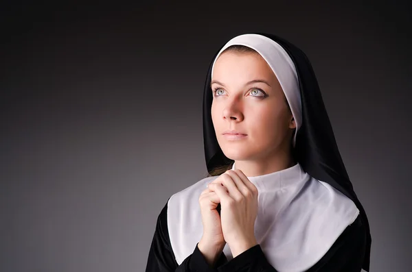 宗教观念方面的年轻修女 — 图库照片