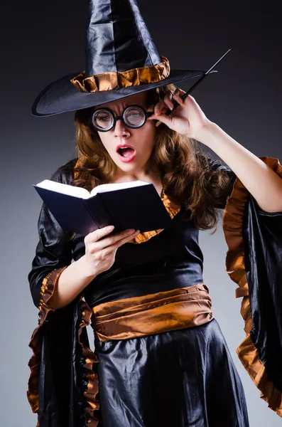 Witch in enge halloween-concept — Stockfoto