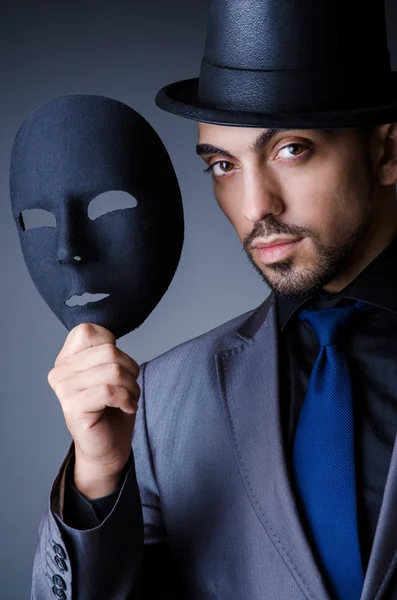 Homme avec masque noir en studio — Photo