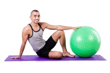 İsviçre toplu bir adam beyazlar üzerinde egzersiz yapıyor.