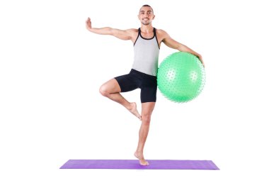 İsviçre toplu bir adam beyazlar üzerinde egzersiz yapıyor.