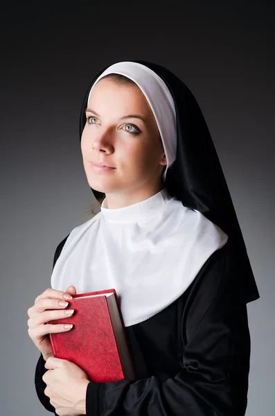 Jovem freira no conceito religioso — Fotografia de Stock
