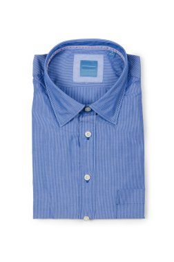 Beyaz gömlekli hoş bir erkek.