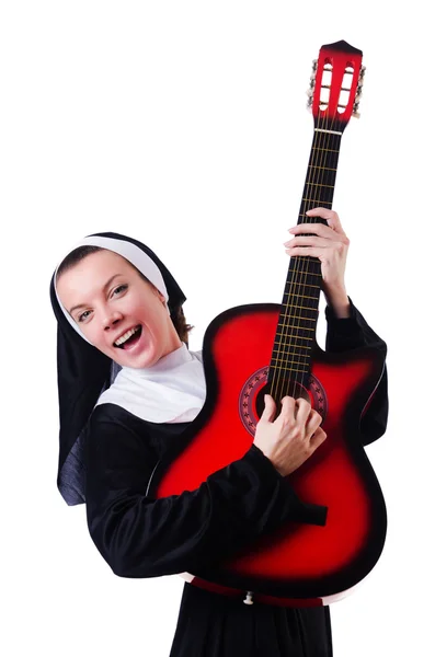 Gitar çalan rahibe beyazda izole edilmiş. — Stok fotoğraf