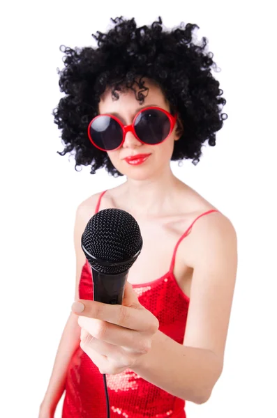 Поп звезда с микрофоном в красном платье на белом — стоковое фото