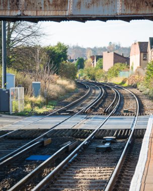 Aydınlık yaz günü yapılan demiryolu parça