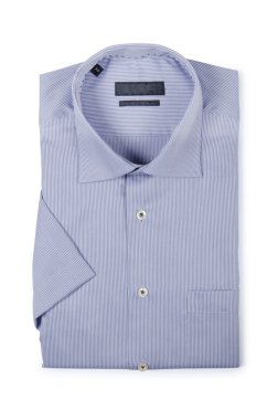 Beyaz gömlekli hoş bir erkek.