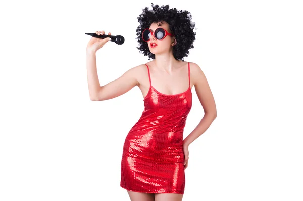 Поп звезда с микрофоном в красном платье на белом — стоковое фото