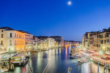 Venice, İtalya - 30 Haziran: rialto Bridge görünümü üzerinde 30 Haziran 201