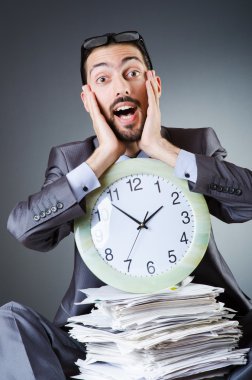 adam saat ve kağıt yığını