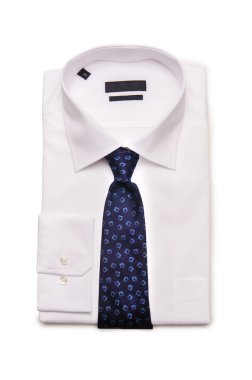 Beyaz gömlekli hoş bir erkek.