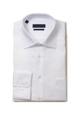 Beyaz gömlekli hoş bir erkek.