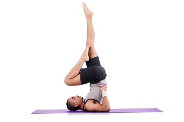 Beyazlar üzerinde egzersiz yapan adam.