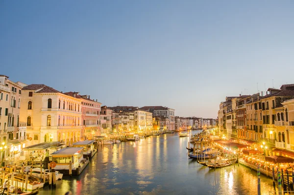 VENEZIA, ITALIA - 30 GIUGNO: Vista dal ponte di Rialto il 30 giugno 201 — Foto Stock