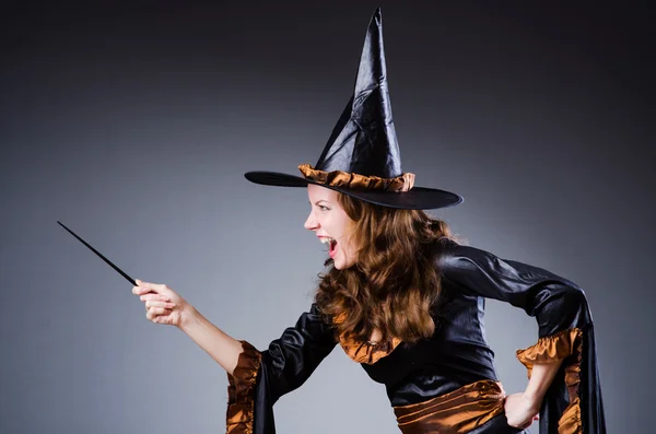 Čarodějnice v strašidelné halloween koncept — Stock fotografie