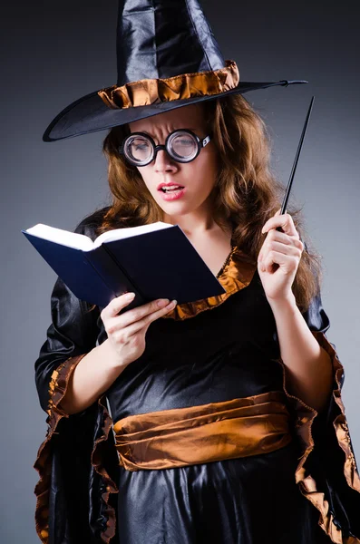 Witch in enge halloween-concept — Stockfoto