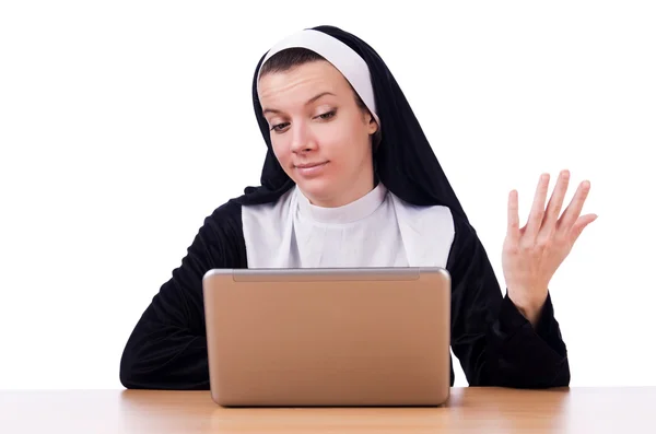 Nun werkt aan laptop - religieus concept — Stockfoto