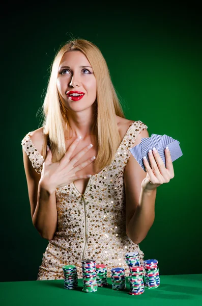 Frau im Casino spielt Karten — Stockfoto