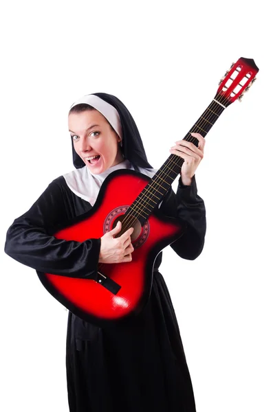 Nonne spielt Gitarre isoliert auf weißem Grund — Stockfoto