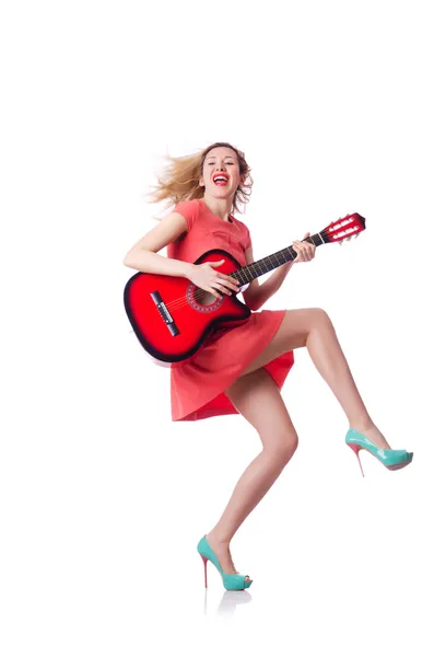 Frau spielt Gitarre isoliert auf weißem Grund — Stockfoto