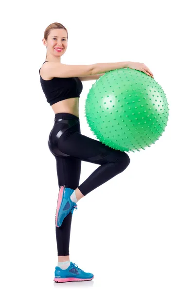 Mujer joven con pelota haciendo ejercicio sobre blanco — Foto de Stock