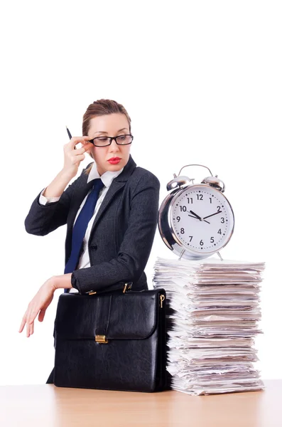 Mujer mujer de negocios con reloj y papeles — Foto de Stock