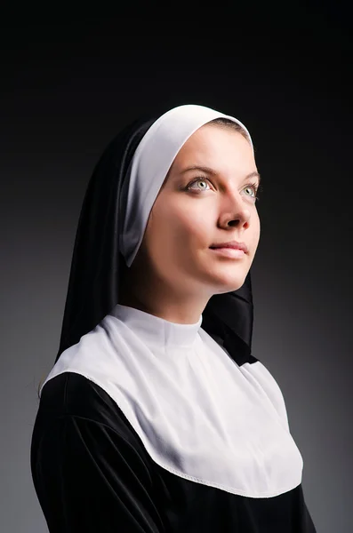 종교적 개념을 가진 젊은 수녀 — 스톡 사진