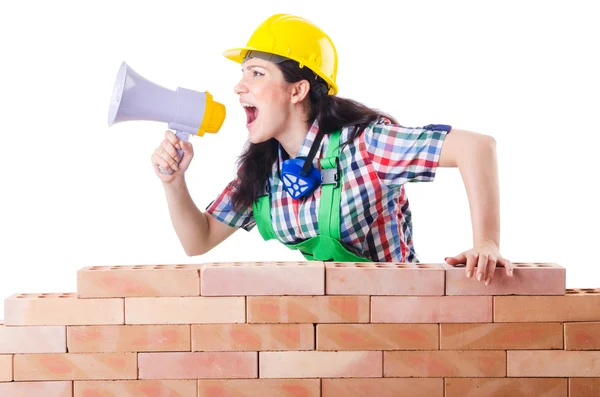 Vrouw met louspeaker in de buurt van bakstenen muur — Stockfoto