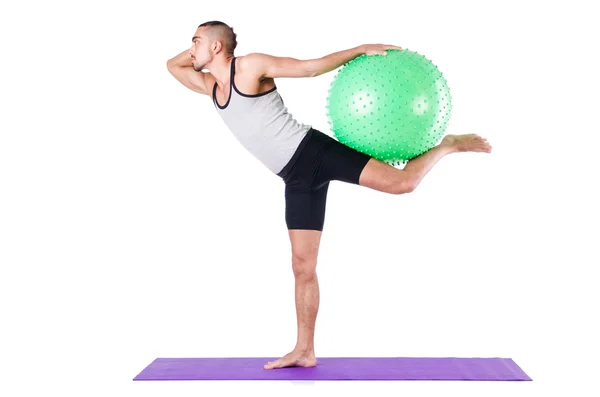 Homem com bola suíça fazendo exercícios em branco — Fotografia de Stock