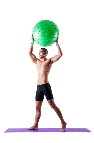 Hombre con pelota suiza haciendo ejercicios en blanco — Foto de Stock