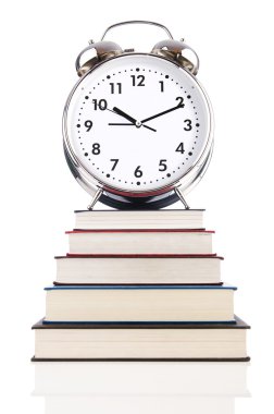 çalar saat ve üzerinde beyaz izole kitap