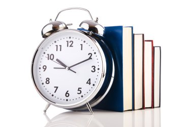 çalar saat ve üzerinde beyaz izole kitap