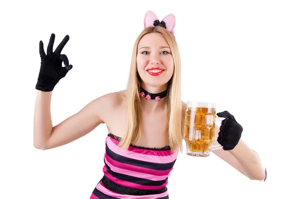 Vrouw met bier geïsoleerd op wit — Stockfoto