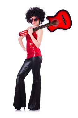 Afro kesimli ve gitarlı genç şarkıcı