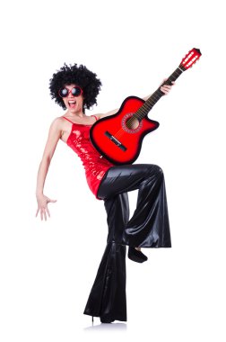 Afro kesimli ve gitarlı genç şarkıcı