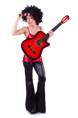 Afro kesimli ve gitarlı genç şarkıcı