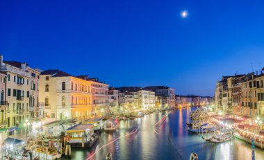 Venice, İtalya - 30 Haziran: rialto Bridge görünümü üzerinde 30 Haziran 201