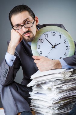 adam saat ve kağıt yığını