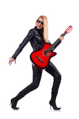 deri kostümlü kadın gitarist