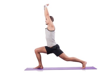 Beyazlar üzerinde egzersiz yapan adam.