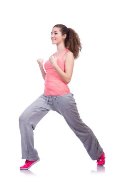 Beyaz üzerinde egzersiz yapan genç bir kadın.